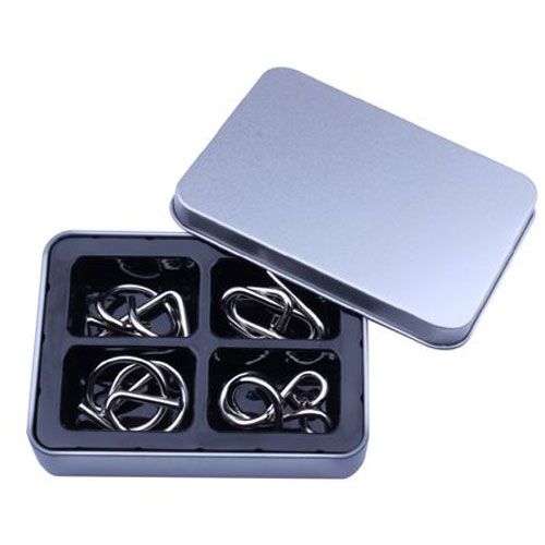 סט של 4 משחקי פירוק והרכבה ממתכת. 
גודל הקופסה 11.8x8.8x2.4 ס