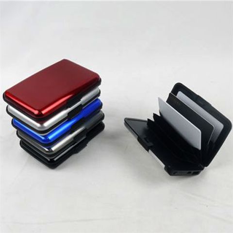 ארנק קשיח לכרטיסי אשראי + פאוור בנק MAH 2600.

