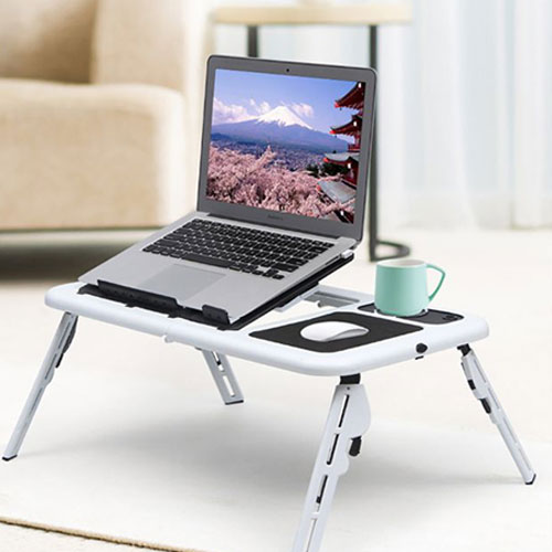 שולחן עבודה למחשב מתקפל עם מאוורר.
שולחן נייד וקומפקטי לשימוש על המיטה, הספה או בכל מקום בבית.
כולל מנגנון הטיית משטח, מאוורר קירור מובנה למחשב ועמדת כוס נוחה. 
מידות שולחן מקופל: 3.6x31.6x28.5 ס