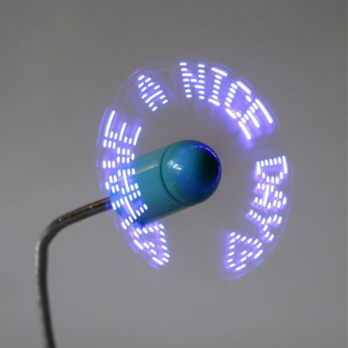 מאוורר עם תאורת לד וזרוע גמישה המתחברת לכניסת USB.
כיתובים שונים של המאוורר בתאורה אדומה. 
לדוגמה: Have a nice day. 