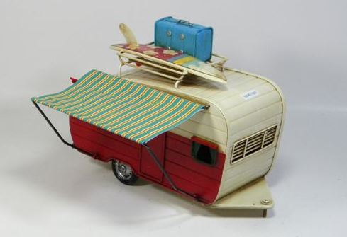 קראוון טיולים אדום.
