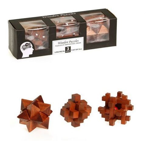 משחק מחשבה. 
סט שלוש קוביות לפירוק והרכבה.
גודל כל קוביה 7.5 ס