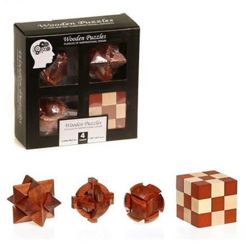 משחק מחשבה. 
סט ארבע קוביות לפירוק והרכבה.
גודל כל קובייה 7.5 ס