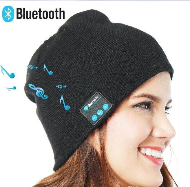 כובע גרב (אקריל) עם 2 רמקולים BLUETOOTH המונחים על האוזניים באיכות שמע טובה. 
רדיו ודיבורית מובנים.
נטען ע