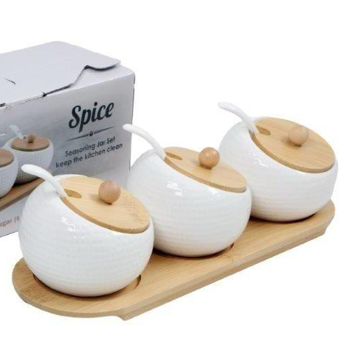 סט מעוצב להגשה עם מכסה במבוק.
סט 3 צנצנות קרמיקה אלגנטי ואיכותי לאחסון תבלינים, סוכר או דבש.
כלים לבנים עם טקסטורה עדינה, מכסי במבוק ידידותיים לסגירה הרמטית וכפיות תואמות, על מגש במבוק אלגנטי. 
מעניק סדר וסטייל לכל מטבח. 
 