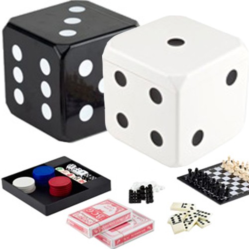 סט 6 משחקים בתוך קובייה. 

משחקים: קלפים + שש בש + דמקה + דומינו + שחמט + 
פוקר אבנים.

מידה: 15X15 ס
