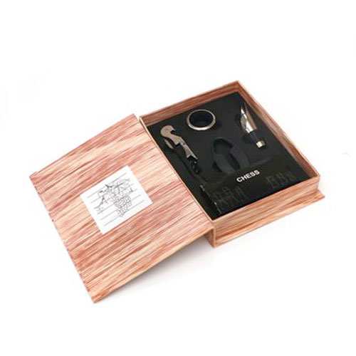 סט אביזרי יין עם משחק שח-מט בעיצוב ספר.
ערכת יין ייחודית הכוללת פותחן, טבעת למניעת טפטוף, משפך ופקק – יחד עם לוח שחמט מהודר.