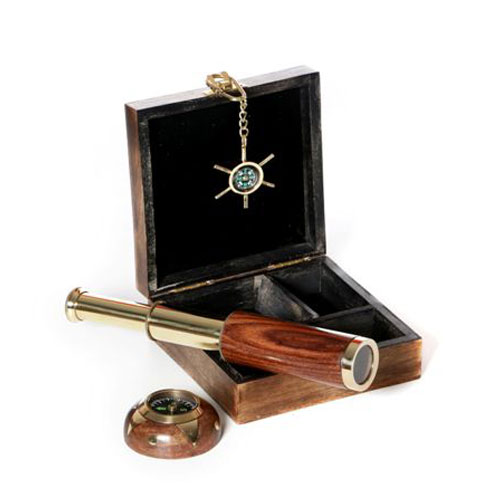 סט משקפת חד עינית, מצפן ומחזיק מפתחות מצפן. 
גודל קופסה - 14x13.50 ס