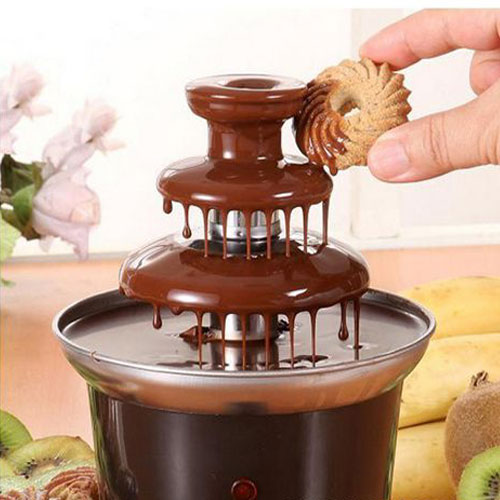 מזרקה/מפל שוקולד - 
מכשיר להכנת פונדו וציפוי שוקולד.
מופעל ממתח החשמל הביתי.
עשוי נירוסטה וחלקי פלסטיק עמידים בחום.
ניתן לצפות גם פירות כמו בננה, תותים ועוד. 