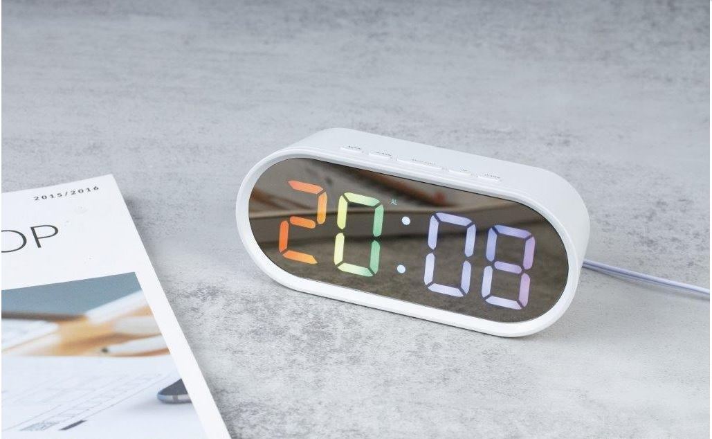 שעון מעורר מראה LED. 
דיגיטלי. 
מסך מובנה מראה המאפשר צפייה נוחה בשעה במבט מהיר.
עיצוב ייחודי עם ספרות לד צבעוני. 
2 רמות בהירות.
ניתן לבחור בפורמט של 12 שעות או 24 שעות. 
פונקציית נודניק. 