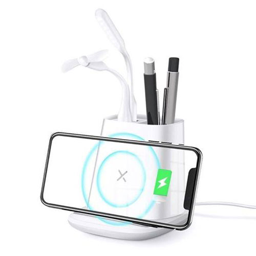 קויוס - מעמד שולחני לטלפון נייד עם כוס לעטים 88x89x88 מ”מ. 
מטען אלחוטי מהיר 10W.
2 יציאות טעינה נוספות מהמעמד Type-C/USB. 