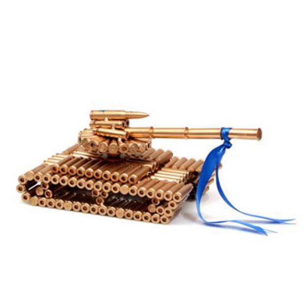 פסל טנק קליעים. 
גודל: 20x13 ס