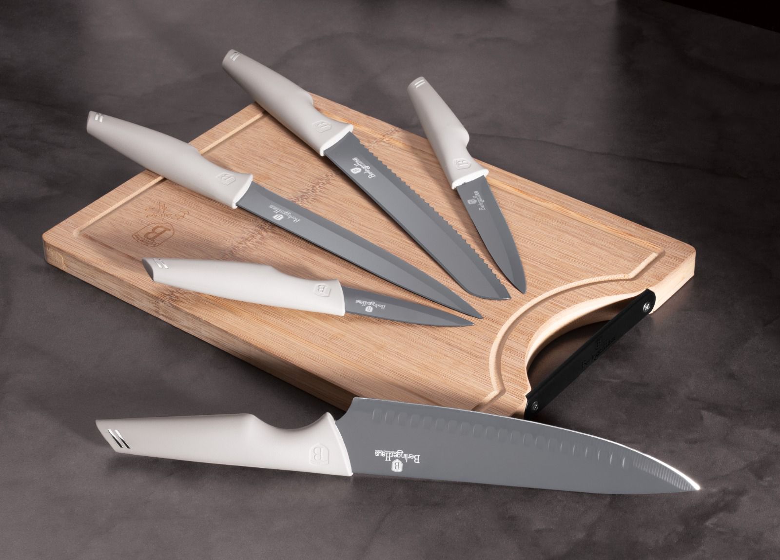 סט 5 סכינים + קרש חיתוך עץ מבית Berlinger. 