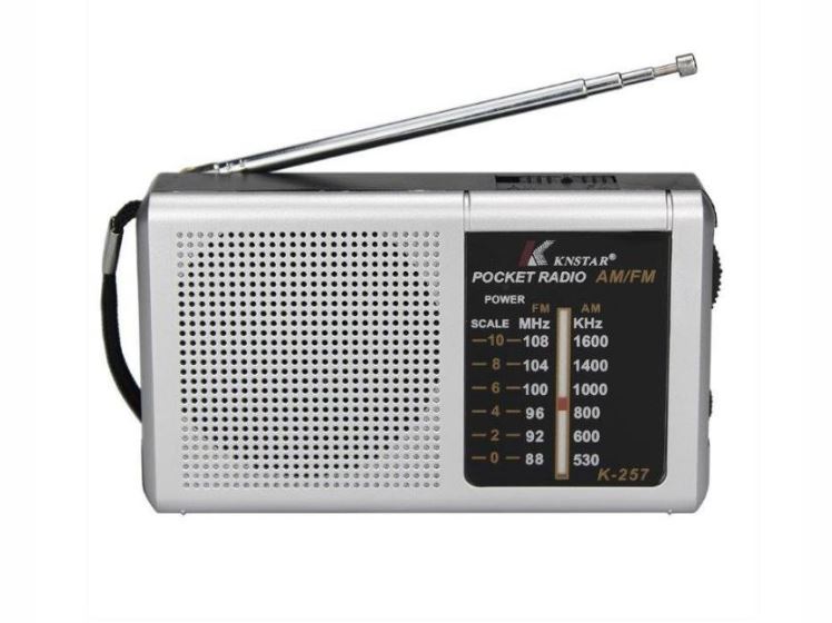 רדיו טרנזיסטור AM/FM אנלוגי על סוללות.  
מידות: רוחב: 11.5 ס”מ, אורך: 6.6 ס”מ, עובי: 2.6 ס”מ.
משקל: 95 גר’ בלבד! 
רדיו קומפקטי וקל משקל, בעל איכות גבוהה עם קליטה מצוינת.
מתאים לשימוש מחוץ לבית, במטבח, בממ”ד ועוד..
טרנזיסטור על סוללות.
בורר תחנות אנלוגי.
רדיו FM / AM.
אנטנה טלסקופית.
ידית נשיאה.
מופעל באמצעות 2 סוללות AA (לא כלולות).
