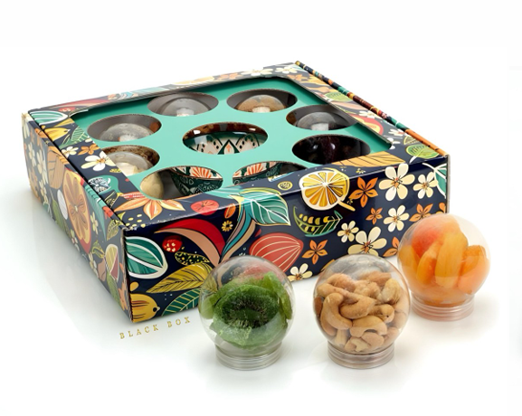 קופסת פרח עם 9 קופסאות כדור עם פירות יבשים וקערית הגשה במשקל של כ 1.5 ק