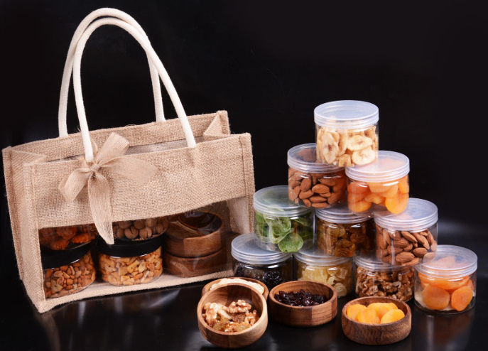 תיק יוטה עם חלון -  8 קופסאות רב פעמיות עם פירות יבשים במשקל של כ 1.4 ק