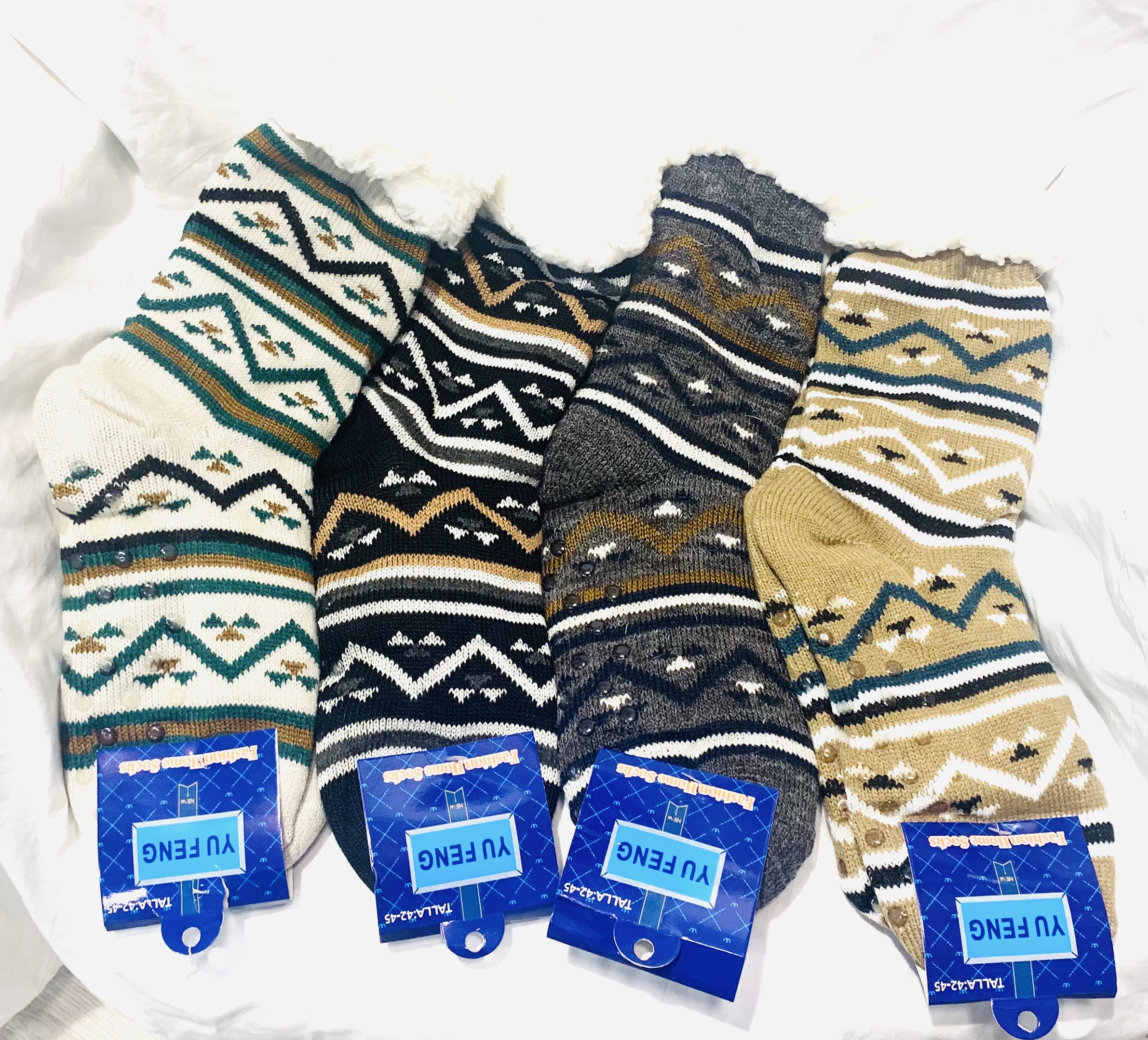 גרבי פרווה נגד החלקה. 