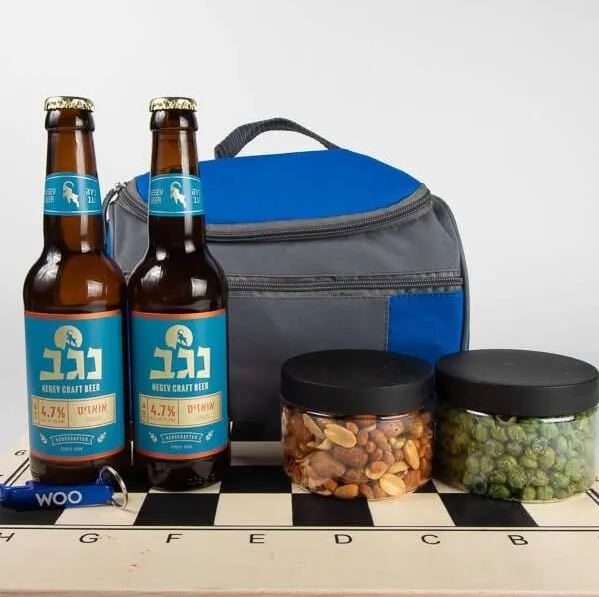 מארז שש בש וחברים - מארז שש בש מפנק לעובדים הכולל:
שש בש עץ גודל 50x22x39.
2 בירות נגב.
פותחן  ממותג.
שתי קופסאות פיצוחים 125 גרם- אפונה קלויה ואלמנדוס.
צידנית אישית 6 ליטר.