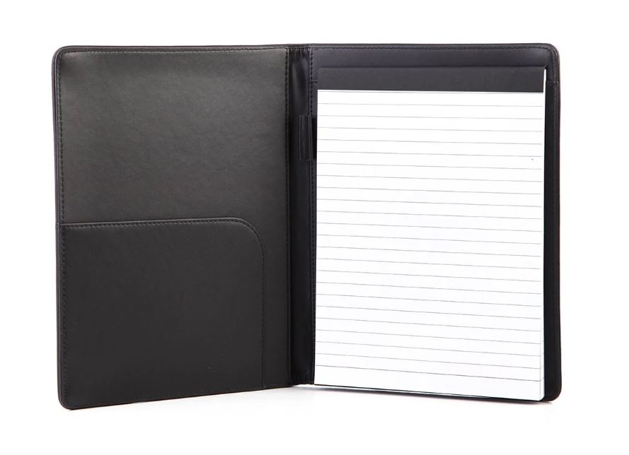 פולדר A5 דמוי עור.
משטח כתיבה נוח.
כיס פנימי.
תופסן לעט.