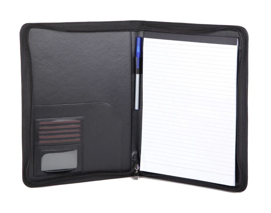 פולדר A4 דמוי עור עם רוכסן.
כולל מכתביית נייר.
לולאה לעט.
כיסים לכרטיסים.