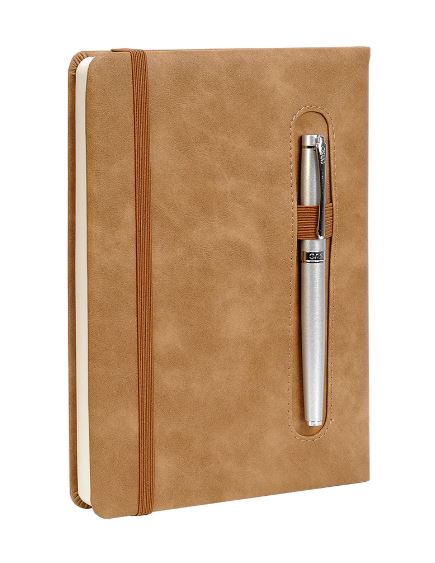 מחברת A5 דמוי עור.
כולל מחברת שורות פנימית בצבע שמנת, 168 דפים.
לולאה פרונטאלית לעט.
סגירת גומי.
פתיחה עברית/אנגלית.