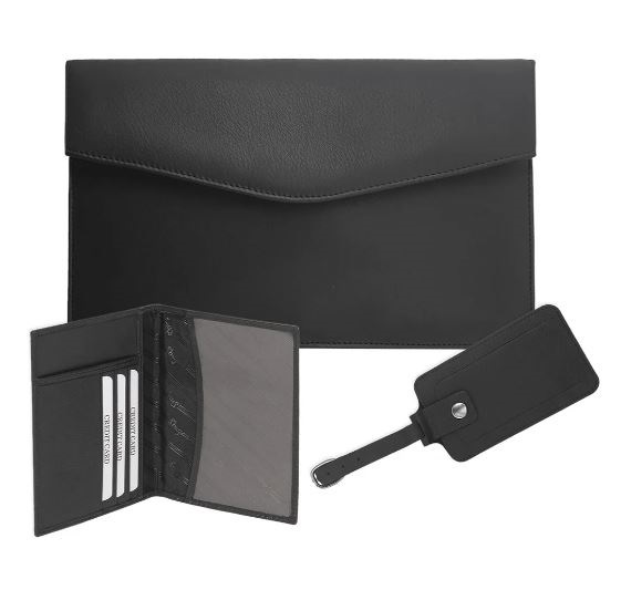 סט נסיעות מעור כולל שלושה פריטים בצבע תואם: כיסוי דרכון, תג מזוודה ונרתיק מסמכים. 