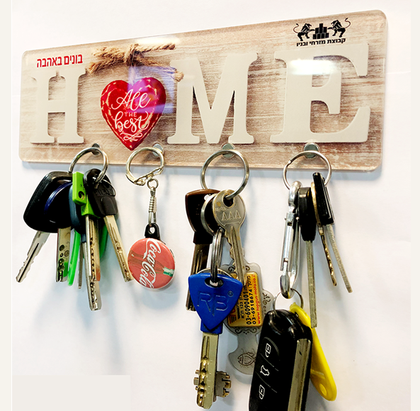 מתלה מפתחות מגנטי לתלייה קיר או על דלת.
תלייה ללא קדיחות ומסמרים, אוחז 4 צרורות מפתח גדולים. 
ארוז בצלופן.
אפשריות תלייה: לקיר (דבק דו צדדי חזק מאוד) או לדלת פלדלת/מקרר (ממוגנט)

מתכת עובי 0.5 מ