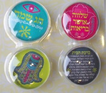 מגנטי זכוכית יוקרתיים בצורות שונות: עיגול, ריבוע, ולב. 
אפשרי לקבל כבודדים או כסט של רביעייה / שישייה.

ההדפסה מובלטת ומוגדלת דרך זכוכית אמיתית צלולה. עיגולי זכוכית: ההדבקה היא על מגנט עבה וחזק שיכול להחזיק דפים רבים על המקרר או על לוח מגנטים. 
ריבועי/מלבני זכוכית: ההדבקה היא על מגנט 2.5 מ