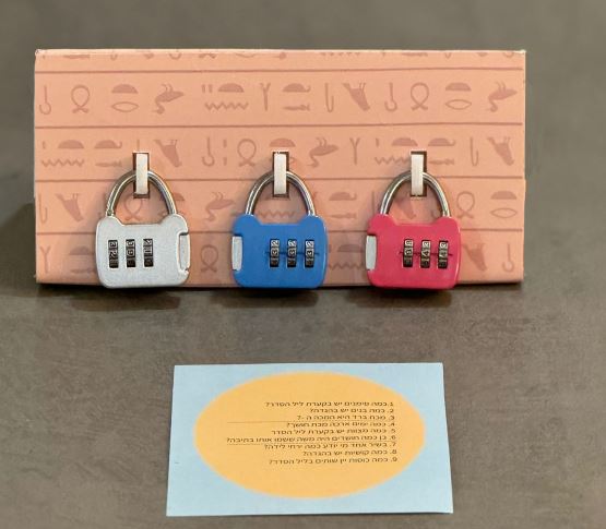 מארז אפיקומן/חדר בריחה -
3 מנעולים וכרטיסיית שאלות ברוח החג. 
מגיע עם כרטיס גירוד ובו הטבה לבחירתכם. 