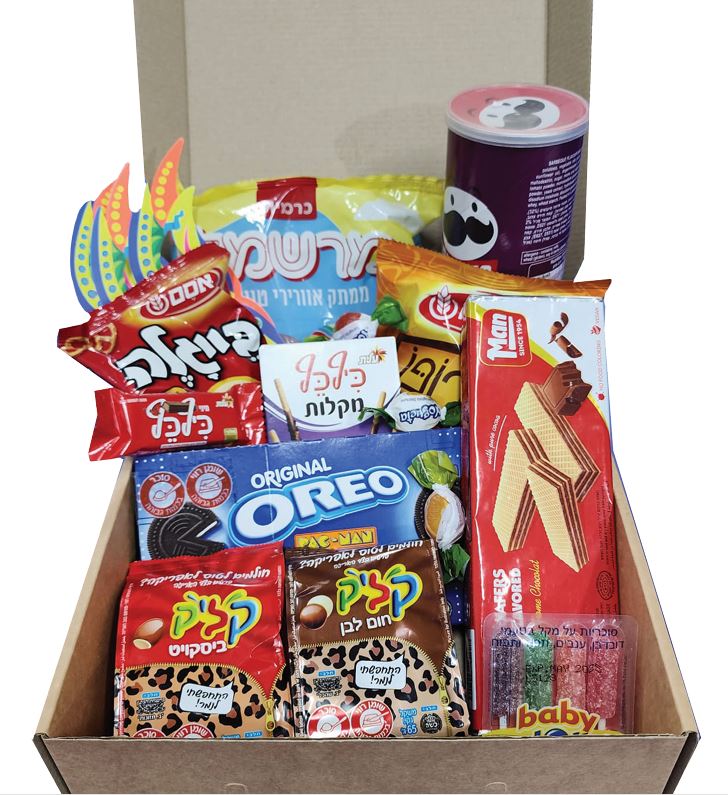 מארז משפחתי - מארז קופסה צבעוני באריזה ממותגת באוירת פורים. 
המארז מכיל: 
מסכה. 
1 חבילה מרשמלו. 
1 חבילה בייגלה. 
1 חטיף אפרופו. 
1 חבילה פרינגלס. 
1 חטיף מיני (מקופלת או כיף כף או פסק זמן). 
1 חבילה עוגיות שוקולד אוראו. 
1 חבילה וופלים בטעם שוקולד. 