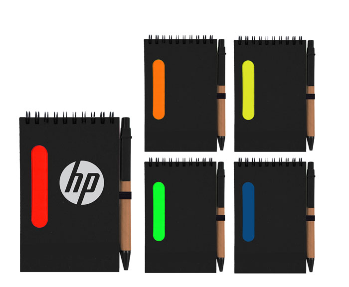 פנקס A6 כריכה שחורה עם פס צבעוני + עט.
ההדפסה בצבע כסף. 
מכיל 72 דפי שורה.
גודל הפנקס: 14x9 ס