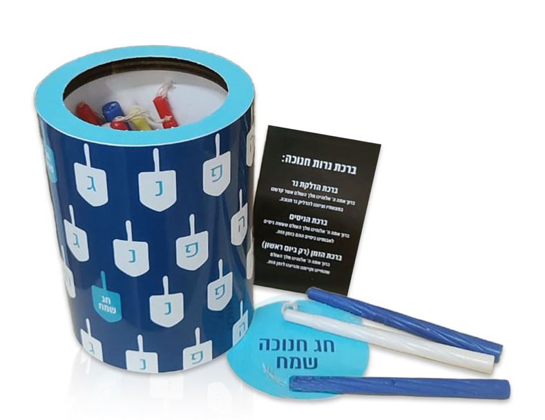 כוס נרות לחנוכה. 
מיוצר מפלסטיק ABS משולב PVC שקוף.
גודל הקופסה: 8.3x11.2 ס