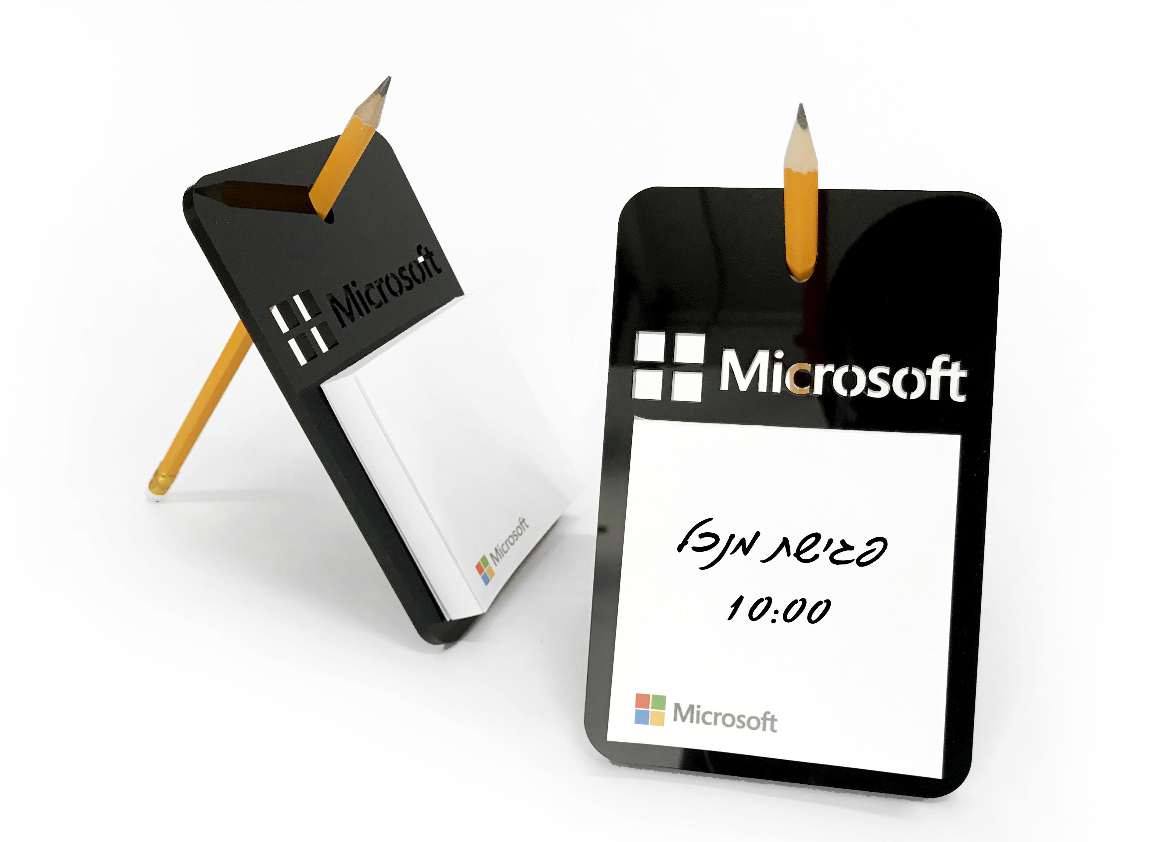 ממו שולחני משולב עפרון הכולל חיתוך לוגו צורני.  
50 דפי ממו חלקים (ללא לוגו). 
מגיע עם עפרון HB2. 
גודל המוצר: 13x13x12.5 ס