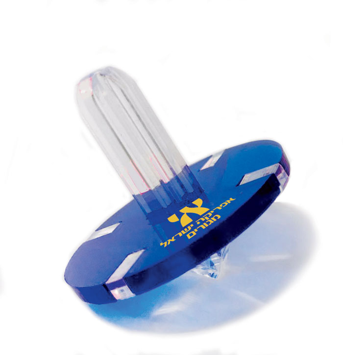 סביבון זוהר. 
מגיע שטוח להרכבה עצמית ע”י הלקוח. 
עשוי פלסטיק זוהר בעובי 3 מ”מ. 
קוטר 5 ס”מ. 
הדפסה דיגיטלית של צבע הסביבון + הלוגו.