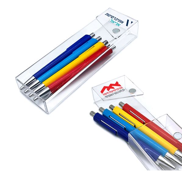 מגנטיקס - קלמר 17x6x3 ס”מ. 
עשוי פלסטיק שקוף קשיח. 
נסגר על ידי מגנט. 
כולל ארבעה עטים.