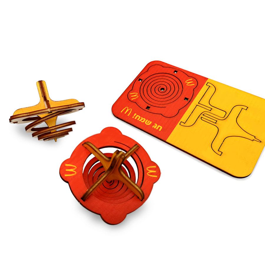 סביבון ספירלה - עשוי עץ. 
מגיע שטוח להרכבה עצמית ע”י הלקוח. 
נכנס למעטפה. 
גודל שטוח: 17x11 ס