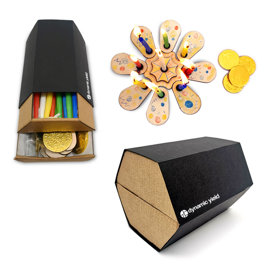 קופסת יצירה לחנוכה 12x12x14 ס”מ, עשויה קרטון. מכילה: 44 נרות, חנוכיית עץ לצביעה והרכבה לצורת פרח
9 קנים לחנוכייה, 4 מטבעות שוקולד.