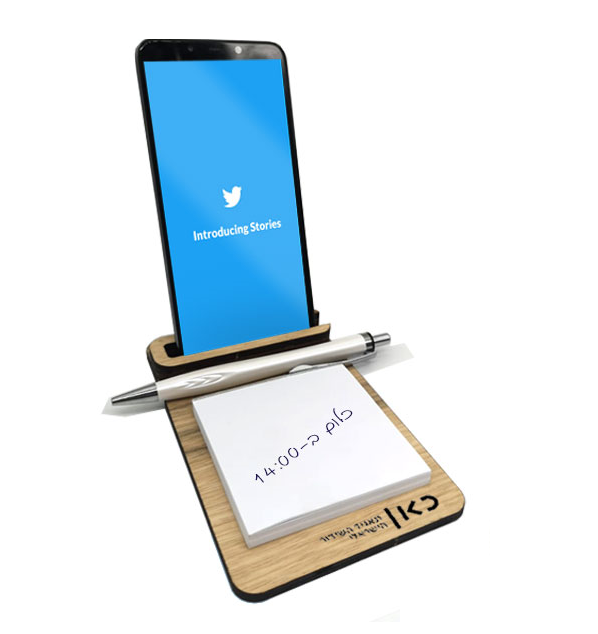 ממו wood גודל 9.5x15.5 ס”מ. 
מעמד לטלפון נייד, עשוי עץ.  
כולל עט ונייר ממו (ללא מיתוג).