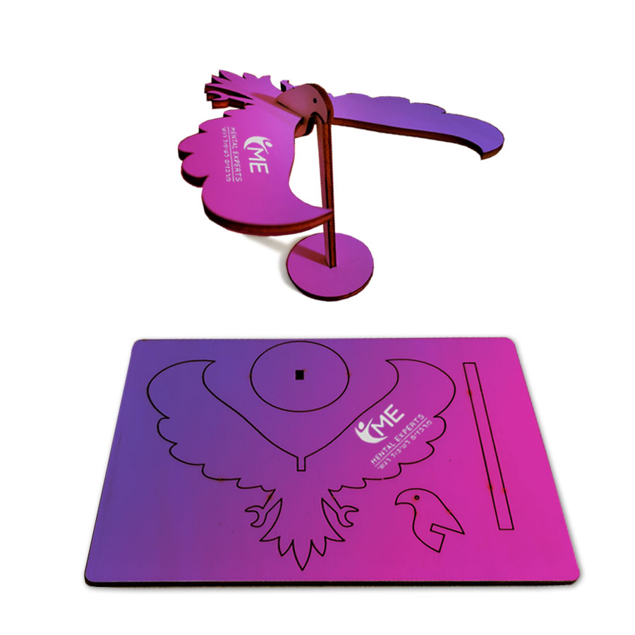 גלויית עץ עם פאזל להרכבת ציפור מאוזנת. 
עשויה עץ.
מגיע שטוח - מתפרק לחלקים להרכבת הציפור.
גודל: 20.5x14.5 ס