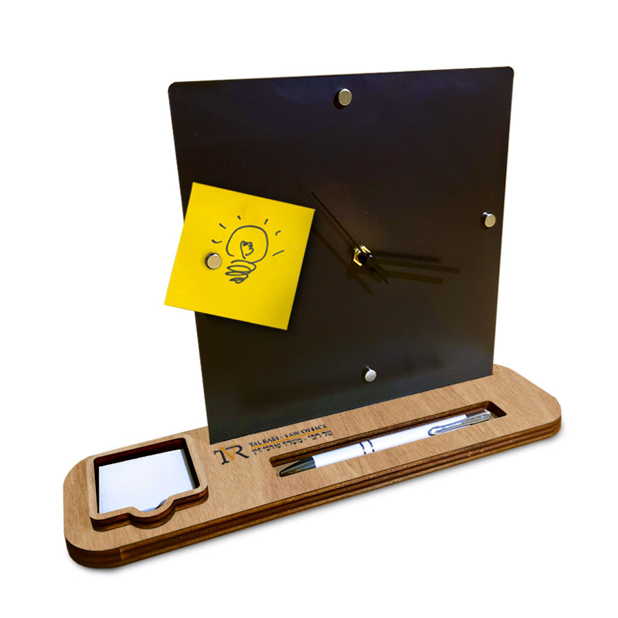 שעון אופיס - שעון שולחני עשוי עץ ופלסטיק בשילוב לוח מגנטי.
כולל ארבעה מגנטים, עט ודפי ממו. 
גודל הלוח: 29.5x21x8.5 ס