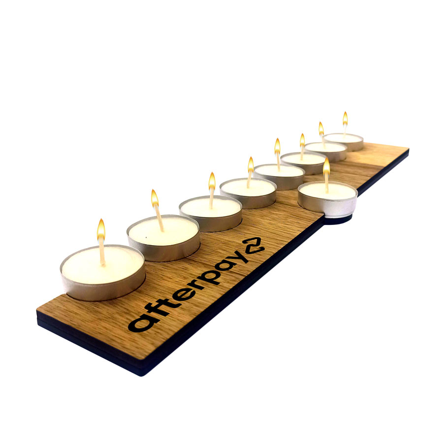 חנוכיית עץ 8.5x38 ס”מ. 
עשויה מעץ.
