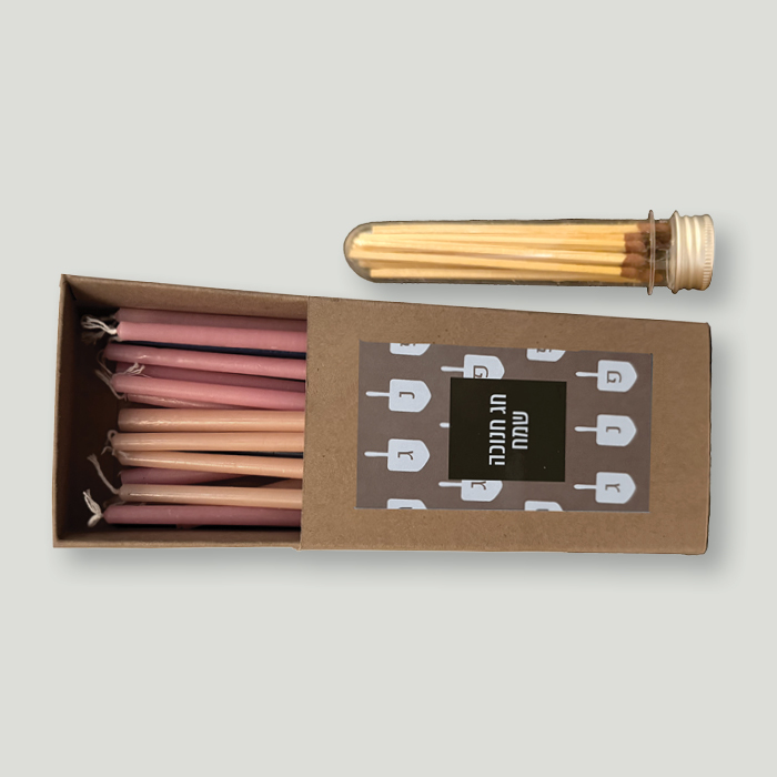 קופסת נרות חנוכה + מבחנת גפרורים ממותגת.  
כולל 44 נרות. 