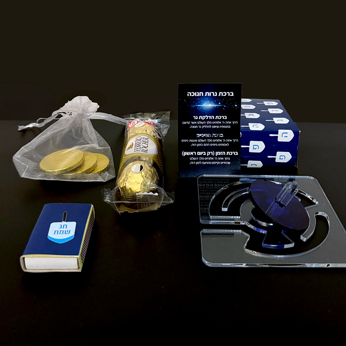 מארז חנוכה מהודר. 
מארז קרטון ממותג המכיל בתוכו:
סביבון פרספקס, קופסת נרות ממותגת, שקיק בד עם 3 מטבעות שוקולד + מארז 3 יחידות פררו רושה וברכת חנוכה.