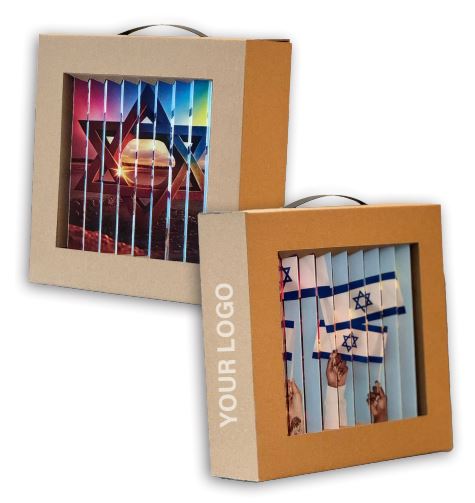 מארז ארטיסטי - מארז שתי תמונות כאשר מכל זווית נגלית תמונה אחרת ובגב המארז שני בקבוקי משקה - תוצרת הארץ כמובן. 
את המארז ניתן להניח על השולחן/לתלות על הקיר. 