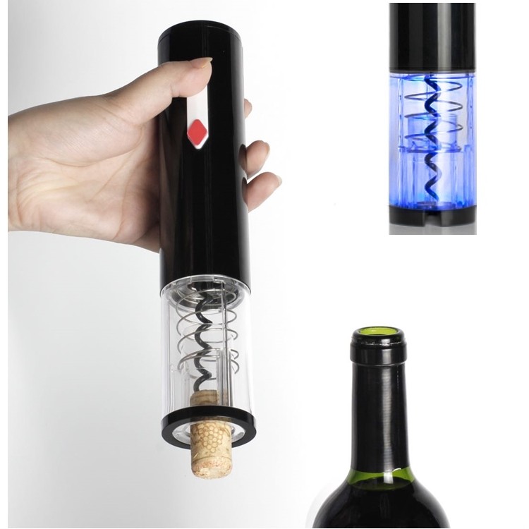 פותחן יין אלקטרוני עם תאורת לד וסכין קילוף. 
אורך 22.4 ס”מ, קוטר 4.5 ס”מ. משקל: 220 גר’. 
פותח את הבקבוק תוך 7 שניות בלבד. 
עיצוב חדשני וארגונומי, מתאים לכף היד בשיא הנוחות.
כולל סכין לקילוף וגילוי פקק השעם (המתלבש על תחתית הפותחן).
מופעל ע”י 4 סוללות AA (לא כלולות).