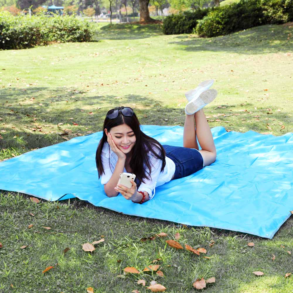 מחצלת הקסם/הפלא: מחצלת ים מסננת/דוחה חול   200×200 ס”מ. 
מתקפלת וקומפקטית לאחסון שלא בשימוש (ברכב/בבית). ברגע שיהיה חול על המחצלת, פשוט תעבירו את כף היד על החול והחול ירד למטה ולא יחזור למעלה!