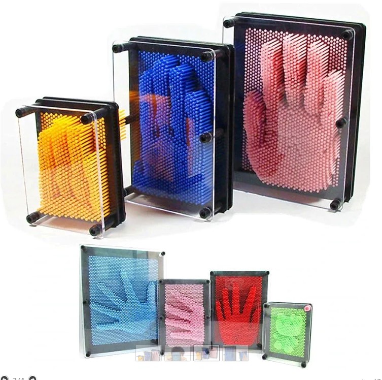 משחק סיכות תלת ממדי – PIN ART מידות: 9.5×12.5 ס”מ, עובי : 7 ס”מ, משקל: 160 גרם. 
המשחק מאפשר ליצור עמו תמונות תלת ממדיות מדהימות של חפצים שונים או חלקי גוף. 
קל נוח ידידותי יותר עבור ילדים (סיכות המשחק עשויות פלסטיק עמיד) אופן השימוש והתוצאות שמתקבלות זהות לדגם המתכתי.