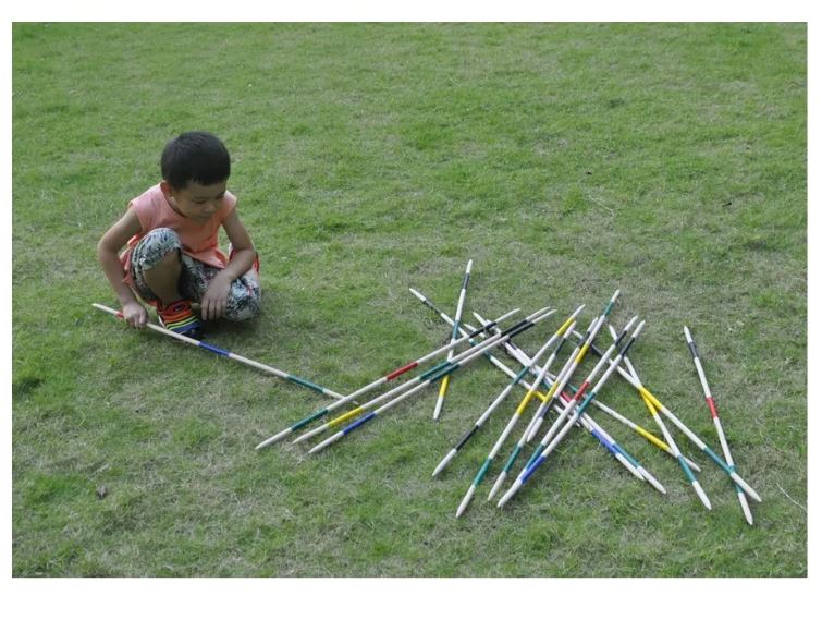 GIANT GARDEN - משחק דוקים ענקיים מעץ. 
המשחק כולל: 25 יח’ דוקים מעץ באורך 80 ס”מ! ועובי 1.2 ס”מ.
הדוקים צבועים עם צבעים העוזרים להבדיל בין הדוקים.