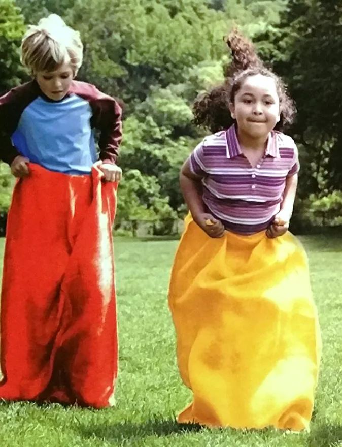 סט משחקי תחרות: קפיצה בשק/ביצה וכפית/רגליים קשורות. סט מושלם של 14 חלקים ל-3 סוגי משחק תחרות שונים: 
4 שקים צבעוניים + 4 סטים של ביצה וכפית + 2 רצועות לקשירת רגליים.