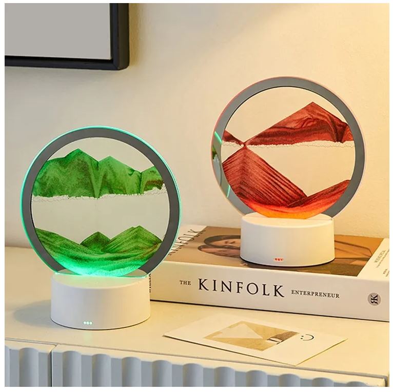 מנורת אווירה חול נע – MOVING SAND ART. 
מנורת תלת מימד מרהיבה עם מסגרת חול נע, היוצר יצירות אומנות אינסופיות של ממש. 
מדובר במסגרת ממתכת וזכוכית שבתוכה יש חולות שונים בעלי משקלים שונים עם תאורת לד מהפנטת בעלת 7 צבעים לבחירה  – צבע קבוע או תחלופה של צבעים. 
מופעל באמצעות כבל USB או סוללות.  
מידות בסיס המנורה בצבע שחור: קוטר 9.3 ס”מ , גובה 4 ס”מ.
מידות מסגרת החול הנע: קוטר 16 ס”מ. 